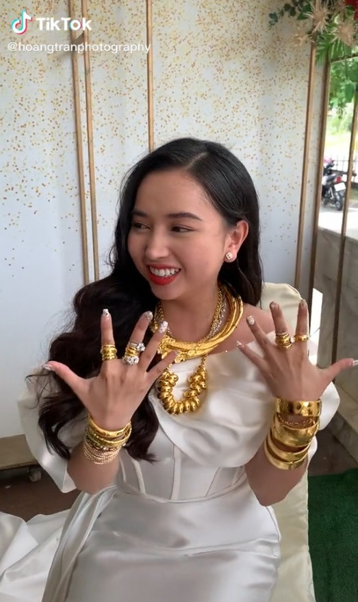 Cô dâu đeo vàng đầy tay và cổ. Ảnh: TikTok hoangtranphotography