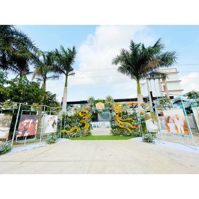 Đặc biệt, rạp cưới còn được trang trí hoa tươi với tổng trị giá 600 triệu đồng. Ảnh: Sang Lê