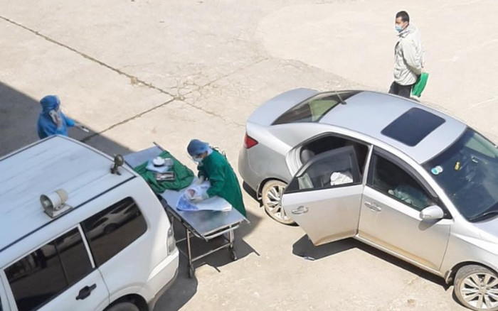 Sản phụ sinh con ngay trên xe taxi và giây phút cam go bác sĩ cấp cứu 2 mẹ con Ảnh 2