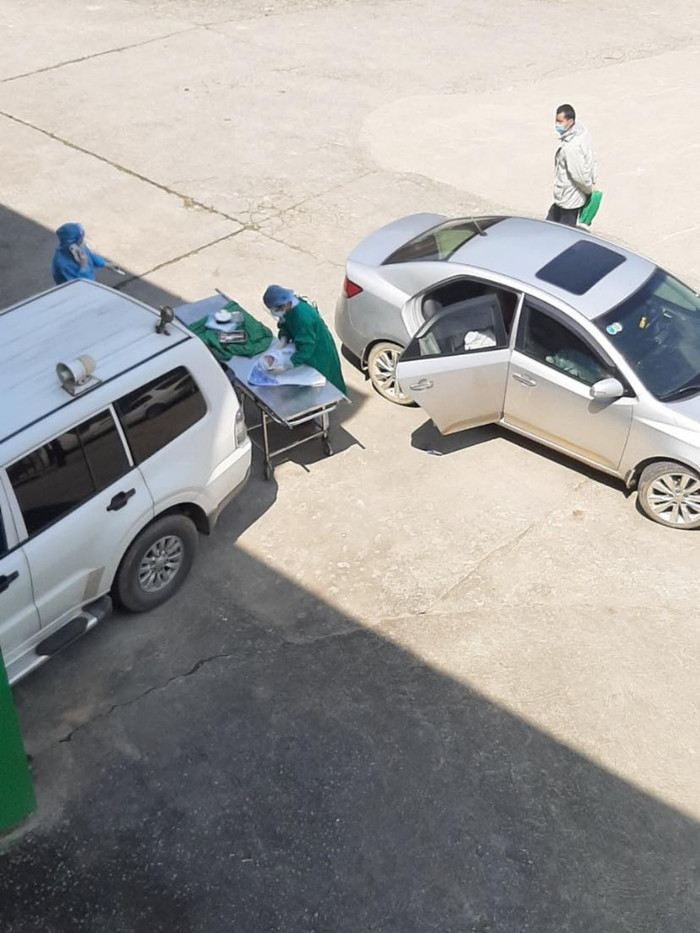 Các bác sĩ cấp cứu cho sản phụ sinh con ngay trên xe taxi trước cổng Bệnh viện Đa khoa khu vực Bắc Quang (Hà Giang).