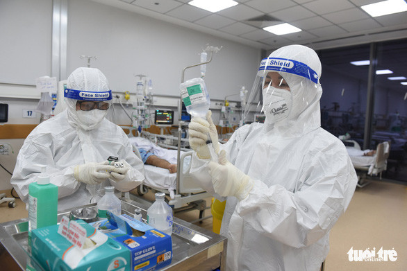 Nhân viên y tế làm việc tại Khoa cấp cứu bệnh viện Hồi sức COVID TP Thủ Đức - Ảnh: DUYÊN PHAN