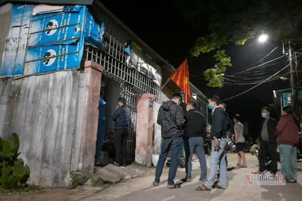 Người dân hiếu kỳ tập trung trước cửa nhà nạn nhân. (Ảnh: VietNamNet)