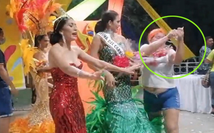 Bức xúc kết quả, mẹ Á hậu giật vương miện Hoa hậu ném xuống đất Ảnh 2