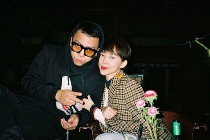 Sau đám cưới, cô cũng thể hiện tài bếp núc thường xuyên, thích chăm sóc nhà cửa, vườn tược, xứng danh vợ đảm của Vbiz.