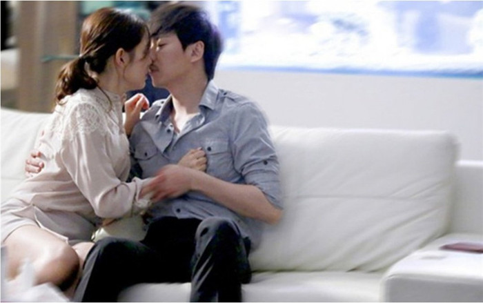 Đang ngủ vợ trốn ra phòng khách, chồng 'chết sững' khi bắt quả tang cảnh tượng không tưởng Ảnh 2