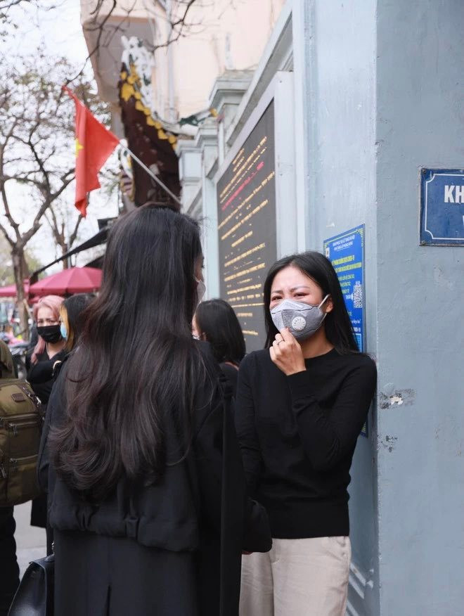 Văn Mai Hương khóc nghẹn trong đám tang đạo diễn Vũ Ngọc Phượng.