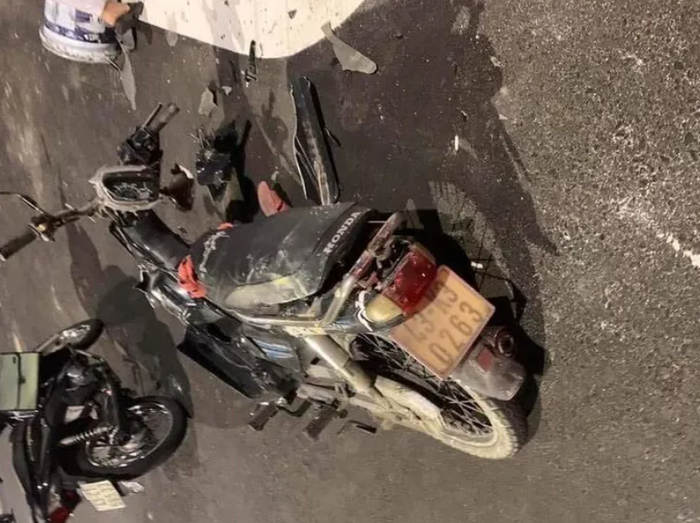 Chiếc xe máy bị mắc ở lan can đường Duy Tân, vỡ nát phần đầu. (Ảnh: Người lao động)