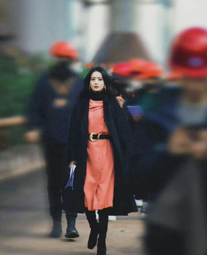 Đẳng cấp diễn xuất Triệu Lệ Dĩnh, vừa làm 'gái quê' đã hóa chị đại cực ngầu trong Dã Man Sinh Trưởng Ảnh 11