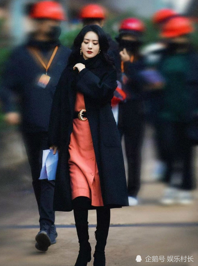 Đẳng cấp diễn xuất Triệu Lệ Dĩnh, vừa làm 'gái quê' đã hóa chị đại cực ngầu trong Dã Man Sinh Trưởng Ảnh 10