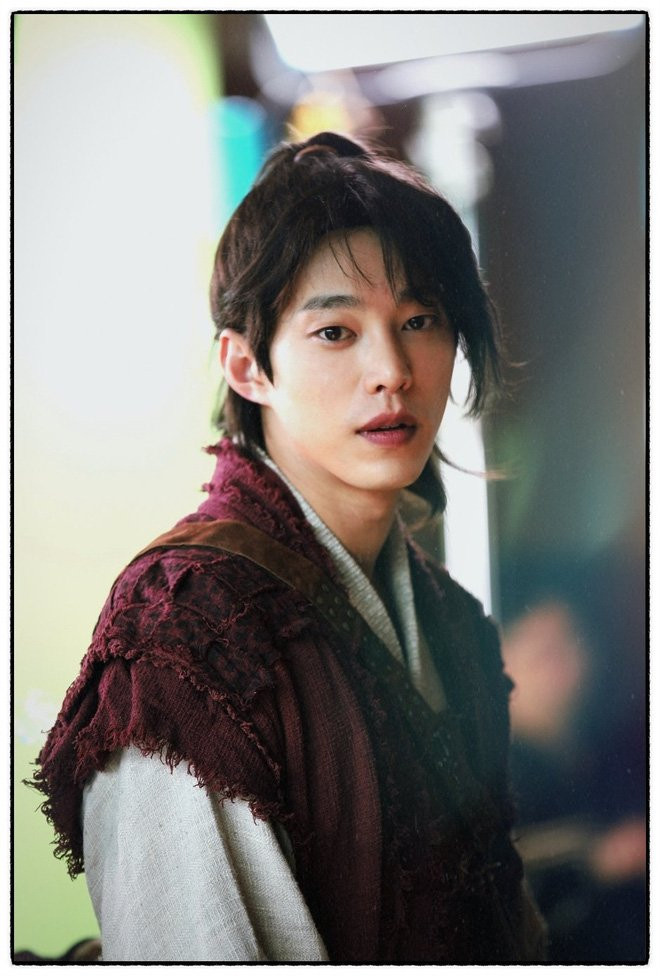 Song Won Seok trong phim Hong Chun Gi.