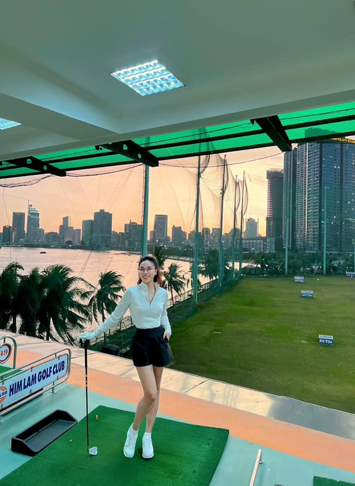 Cô nàng đã thử sức với bộ môn golf