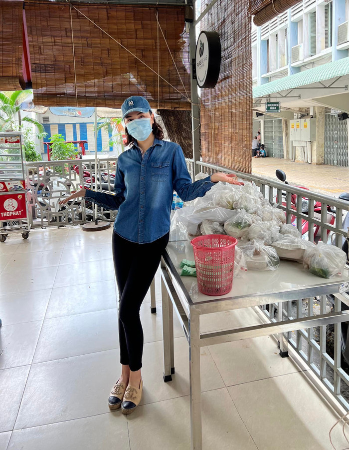 Thứ 2 hằng tuần cô sẽ đến bệnh viện Ung Bướu thành phố Hồ Chí Minh để phát đồ ăn cho những bệnh nhân có hoàn cảnh khó khăn