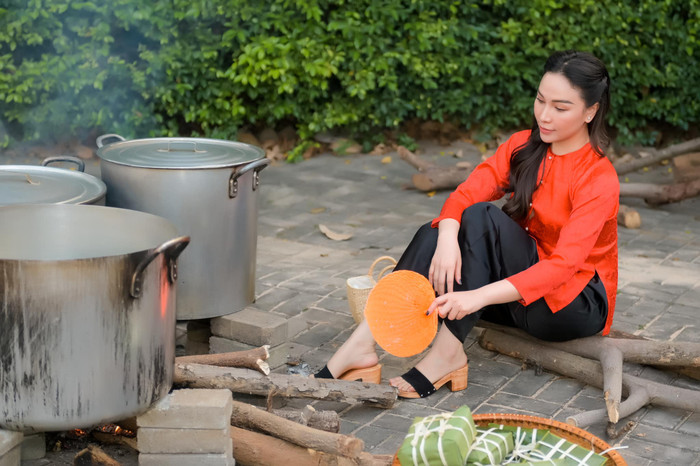 Dịp Tết nguyên đán vừa qua người đẹp đã gói bánh chưng quây quần cùng bạn bè