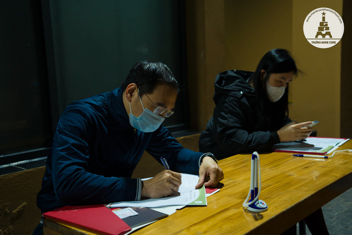 Phụ huynh không quản ngại thức đêm để có suất học cho con