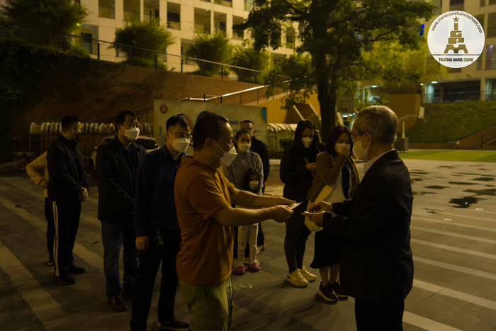 Hiệu trưởng trường Marie Curie cũng đã thức cùng các bậc phụ huynh đến trường