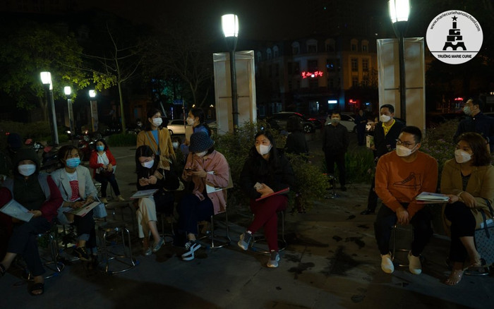 Hàng trăm phụ huynh xếp hàng trước cổng trường lúc 3h sáng chờ mua hồ sơ tuyển sinh lớp 1 cho con Ảnh 2