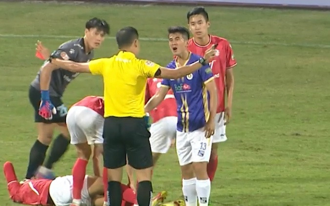 Cựu còi vàng V.League: Văn Kiên bị thẻ đỏ là đúng, pha phạm lỗi rất nguy hiểm Ảnh 2