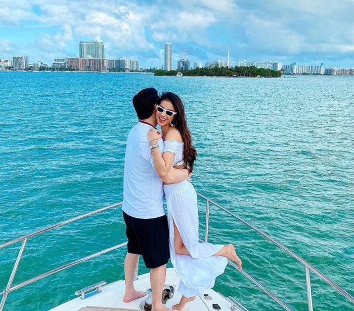 Mặc dù không công khai chồng đại gia nhưng qua hành động dân tình cũng thấy được Phạm Hương được ông xã cưng chiều đến mức nào.