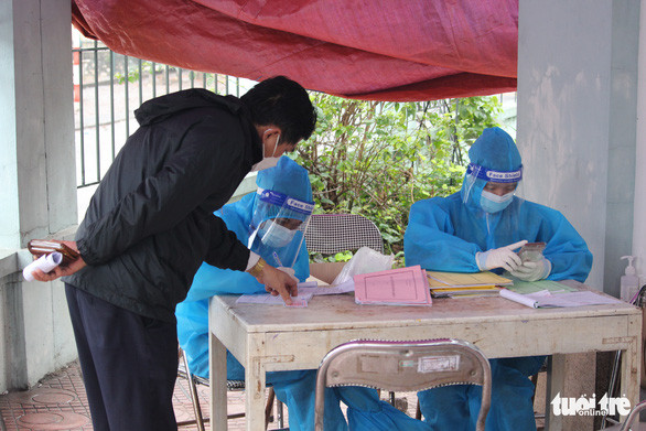Người dân đến trạm y tế phường xin các giấy tờ xác nhận F0 - Ảnh: DƯƠNG LIỄU