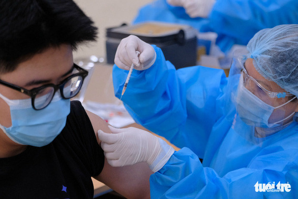 Tiêm vắc xin ngừa COVID-19 cho học sinh THPT Hà Nội - Ảnh: NAM TRẦN