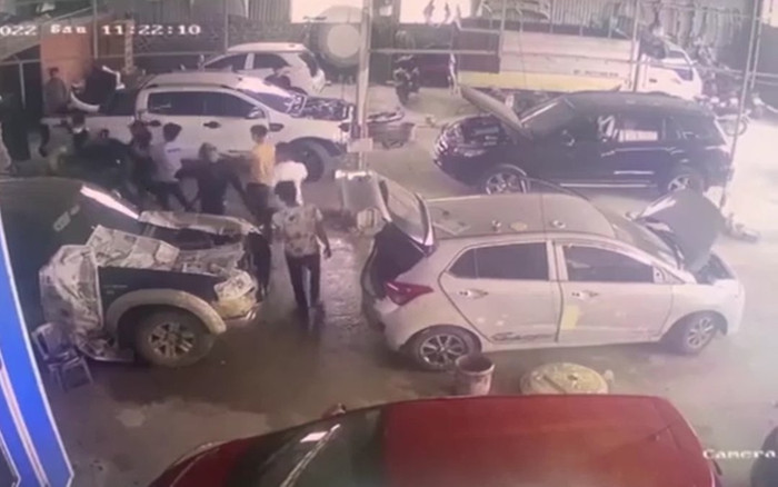 Clip: Nhóm côn đồ cầm tuýp sắt xông vào đánh tới tấp chủ gara ô tô và thợ sửa xe gây thương tích Ảnh 2