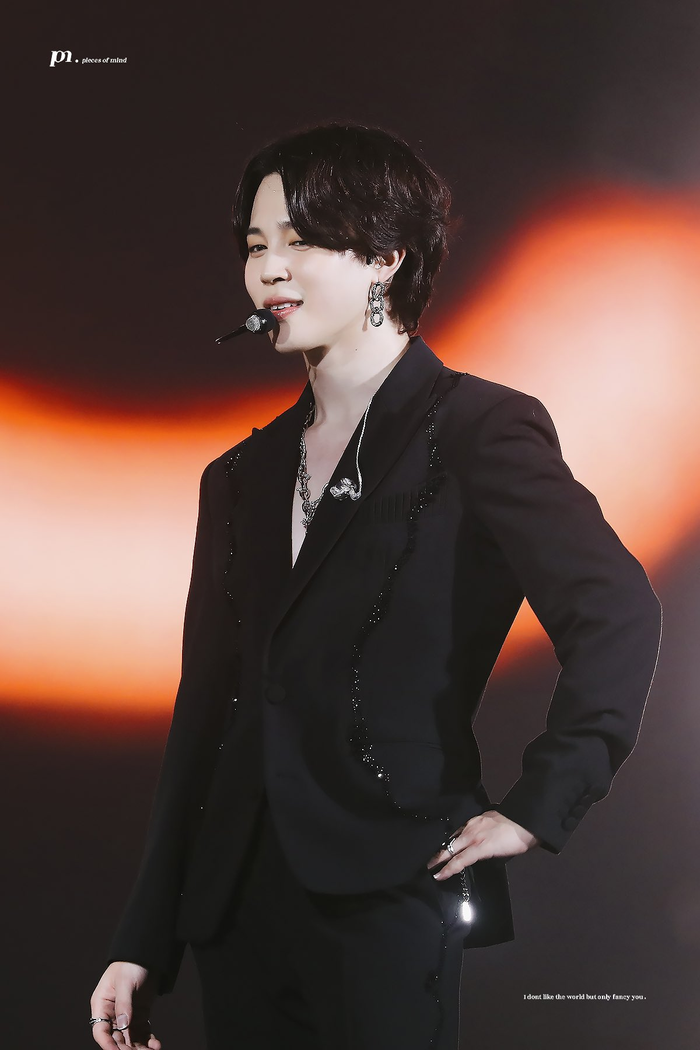 Đang biểu diễn thì trượt chân ngã, Jimin (BTS) có pha xử lý được khen tấm tắc tại concert trực tiếp Ảnh 10