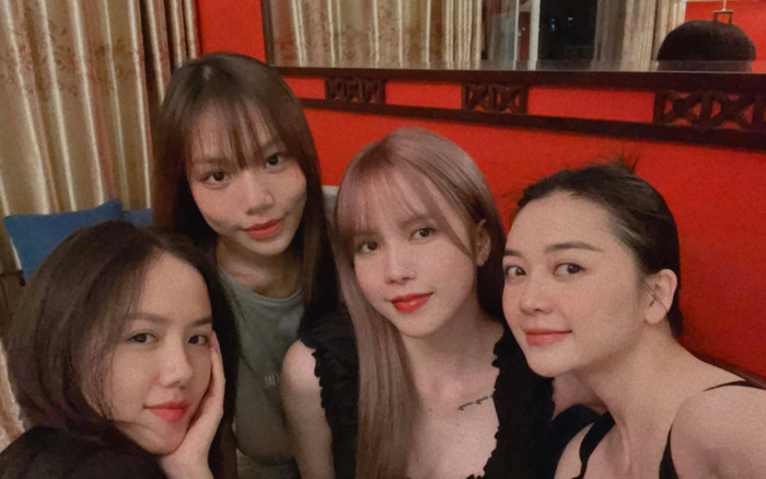 Nhưng ngay sau đó, cô nàng đã sửa lại dòng chú thích: '4 tháng mà tưởng 4 năm rồi mới gặp nhau, nhiều diễn biến để kể quá'