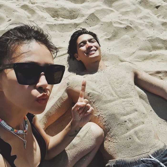 Trước sự nghịch ngợm của bạn gái, Huy Trần vẫn sẵn sàng làm trò để người yêu vui vẻ