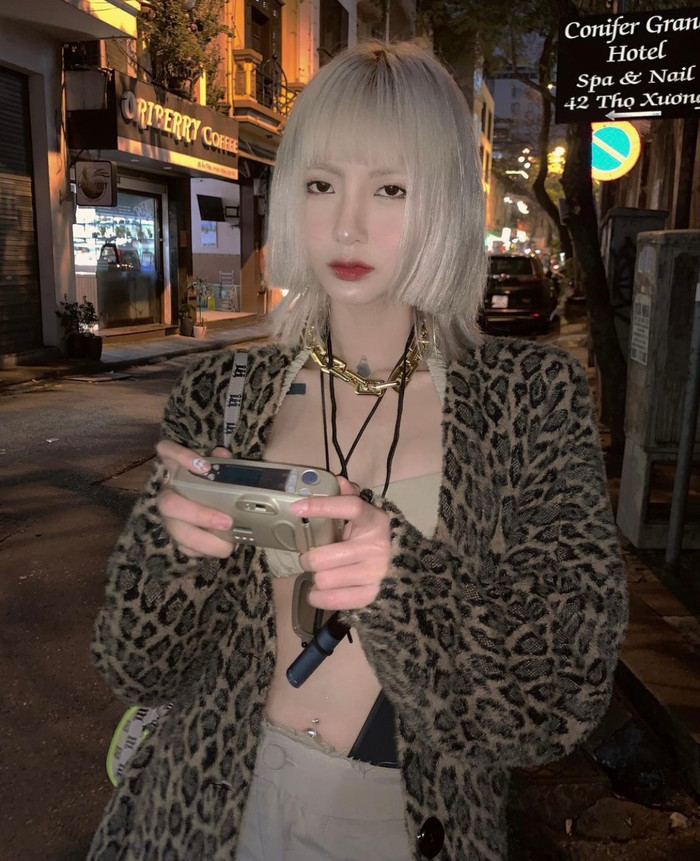 Áo chỉ cần che đủ vòng 1 là được, cắt xẻ càng nhiều thì càng tốt.