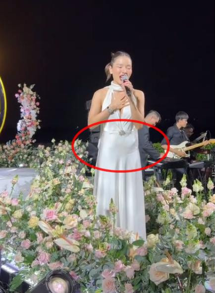 Chẳng biết do chất liệu vải lụa bóng hay thật sự Phương Trinh Jolie đang tăng cân nữa nhỉ? 