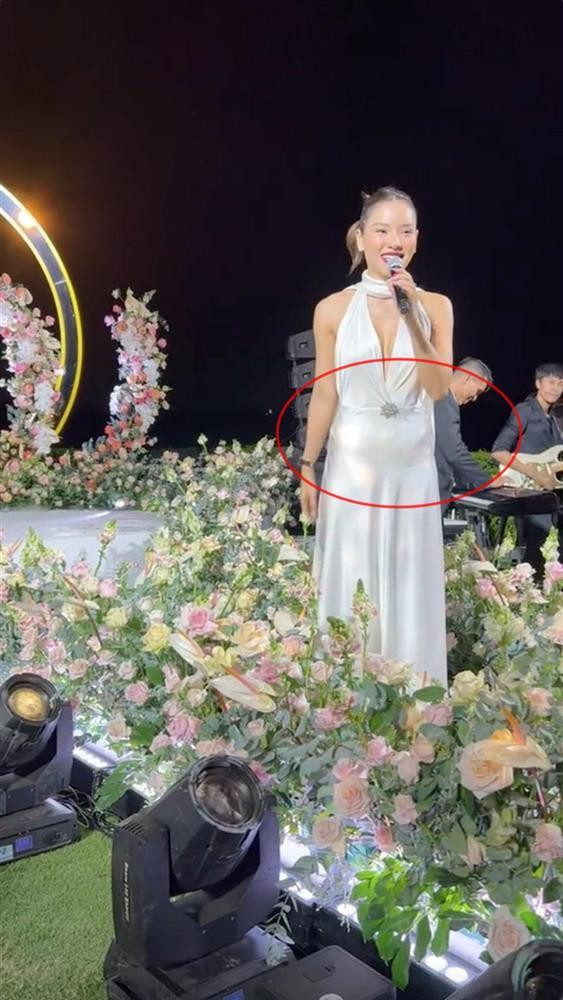 Nhưng trong một số góc quay, chiếc váy phản chủ lại làm phần bụng người đẹp to hơn bình thường.