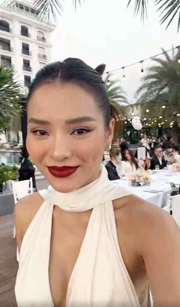 Phương Trinh Jolie trang điểm sắc sảo, dù than phiền đang bị mụn nhưng ao cũng cảm thấy cô đang rất đẹp rồi. 