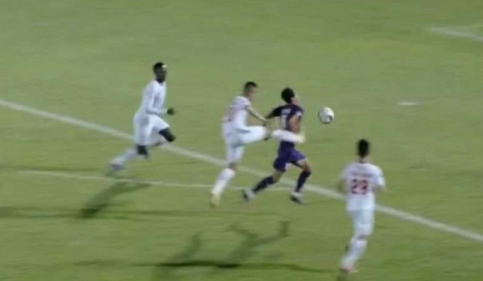 Điểm phạm lỗi ngoài vòng 16m50 nhưng CLB Hải Phòng vẫn bị trọng tài Xuân Hùng thổi phạt đền.