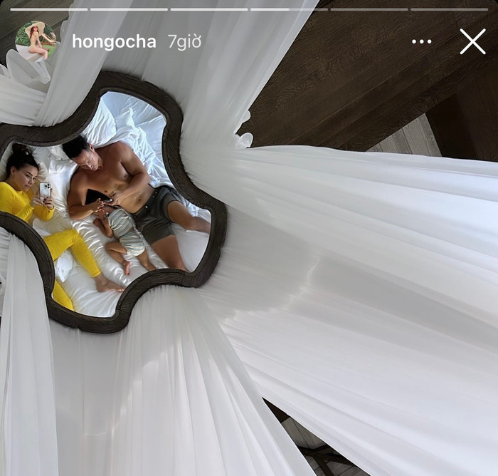 Chụp ảnh cùng Kim Lý và con gái, Hồ Ngọc Hà nổi bật với bộ đồ tập yoga vàng. Bấy nhiêu đủ biết niềm đam mê mãnh liệt của người đẹp dành cho bộ môn này rồi.