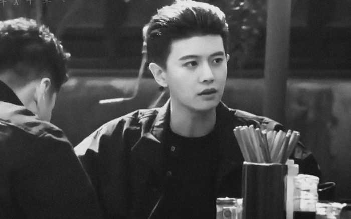 Nhậm Gia Luân khí chất cực ngầu, khoe visual 'đẹp không góc chết' ở hậu trường phim 'Mộ sắc tâm ước' Ảnh 2