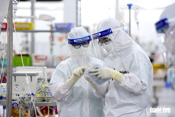 Nhân viên y tế làm việc tại Trung tâm hồi sức COVID-19, Bệnh viện dã chiến số 14 (Q.Tân Phú) - Ảnh: DUYÊN PHAN