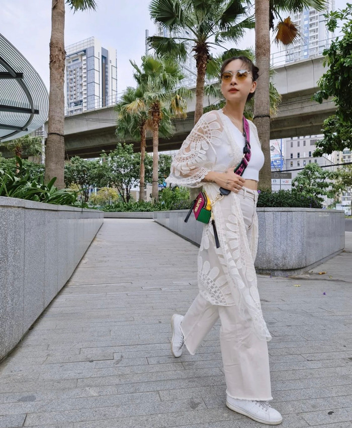 Người đẹp yêu thích diện trang phục cùng tông màu, tạo sự đơn giản và ứng dụng cao.