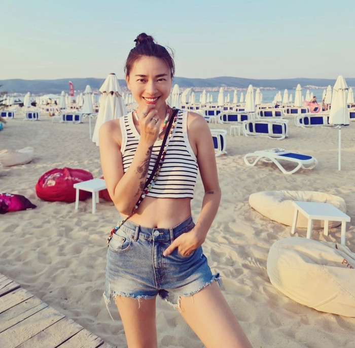 Vẻ đẹp khoẻ khoắn, nhiều năng lượng của người đẹp chính là bí quyết trẻ mãi không già.