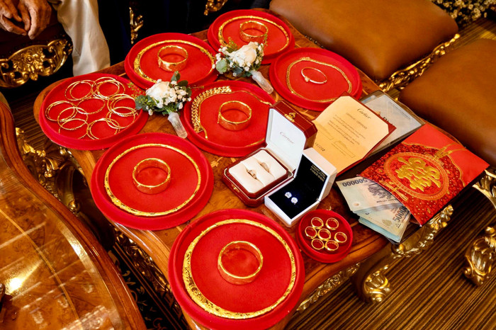 Lễ đính hôn ngập trong vàng khiến ai nấy đều không khỏi lóa mắt.