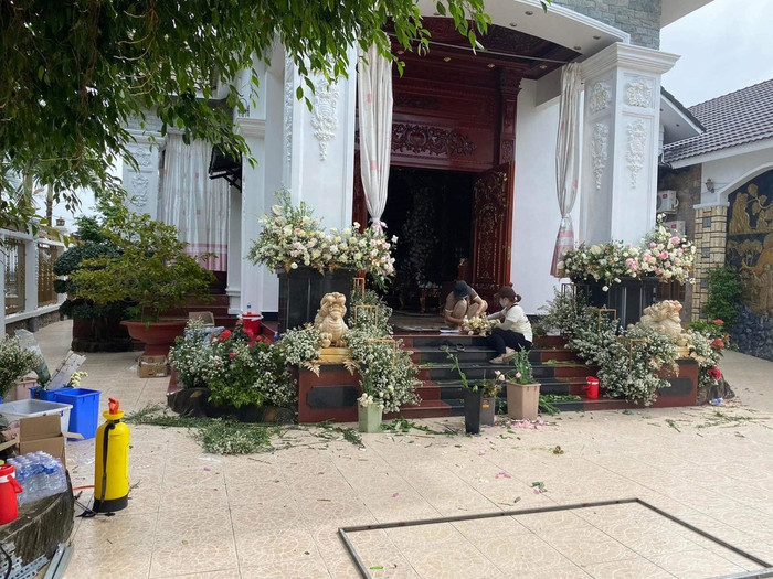 Toàn bộ không gian đều được trang trí bằng hoa tươi.