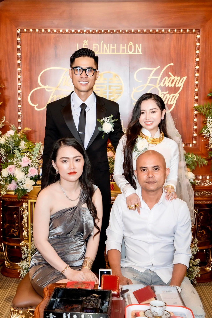 Anh trai của cô dâu Tú Trinh cũng trao cho em gái nhiều vàng trước khi về nhà chồng.