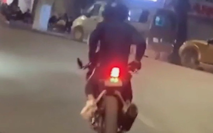 Clip: Nam thanh niên 21 tuổi chạy xe phân khối lớn thả cả hai tay giữa đường phố Hà Nội Ảnh 2