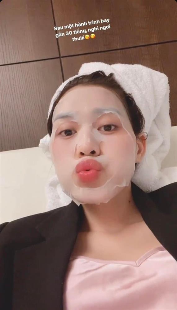 Hiện tại, Đỗ Thị Hà đang chăm chút, dưỡng da bằng nhiều phương pháp, đơn cử như đắp mặt nạ...mong rằng làn da của người đẹp sẽ sớm bình thường trở lại. 