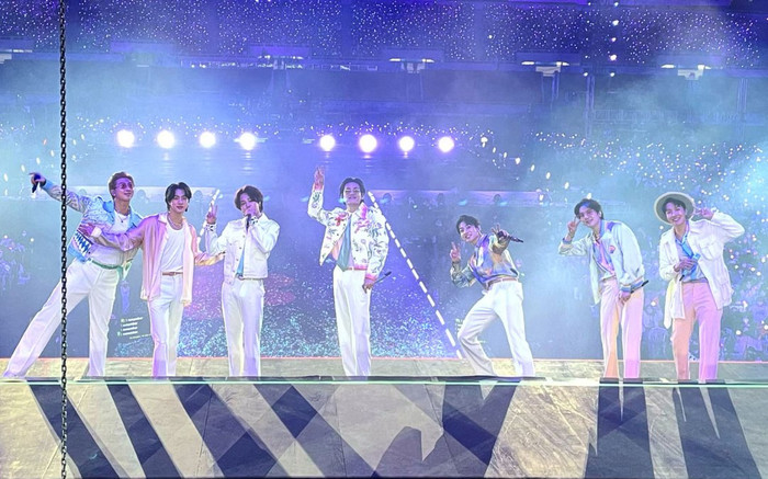 BTS phá kỷ lục doanh thu phòng vé chiếu rạp toàn cầu với concert tại Seoul Ảnh 2