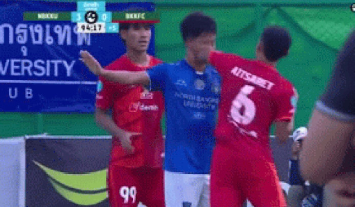 Cầu thủ Thái Lan thi triển đòn chỏ Muay Thái khiến đối thủ khâu 24 mũi, ai xem cũng sốc.