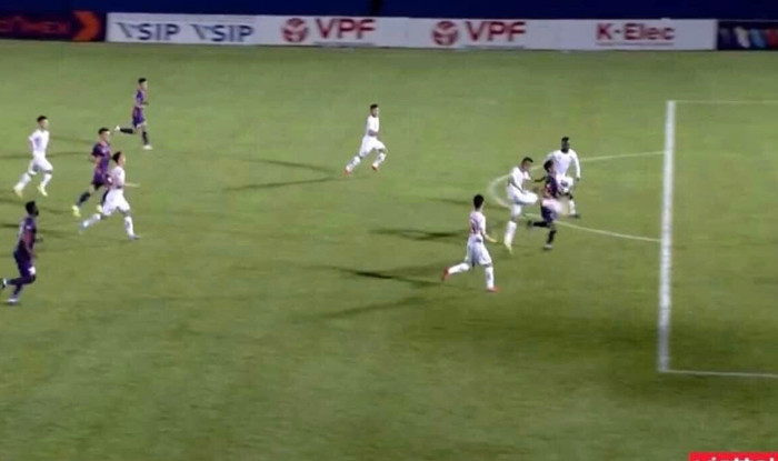 Tình huống trọng tài sai khi bắt “quả phạt đền tưởng tượng” ở trận Bình Dương và Hải Phòng.