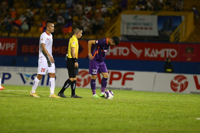 Trưa ngày 14/3, Trưởng ban trọng tài VFF ông Dương Văn Hiền nói với Saostar là trọng tài và trợ lý sai nghiêm trọng khi phạt CLB Hải Phòng quả phạt đền ở sân Gò Đậu.