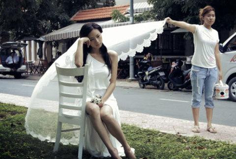 Hồi năm 2011, Ngô Thanh Vân cũng từng thực hiện một bộ ảnh từ thiện lấy ý tưởng cô dâu chạy trốn. 