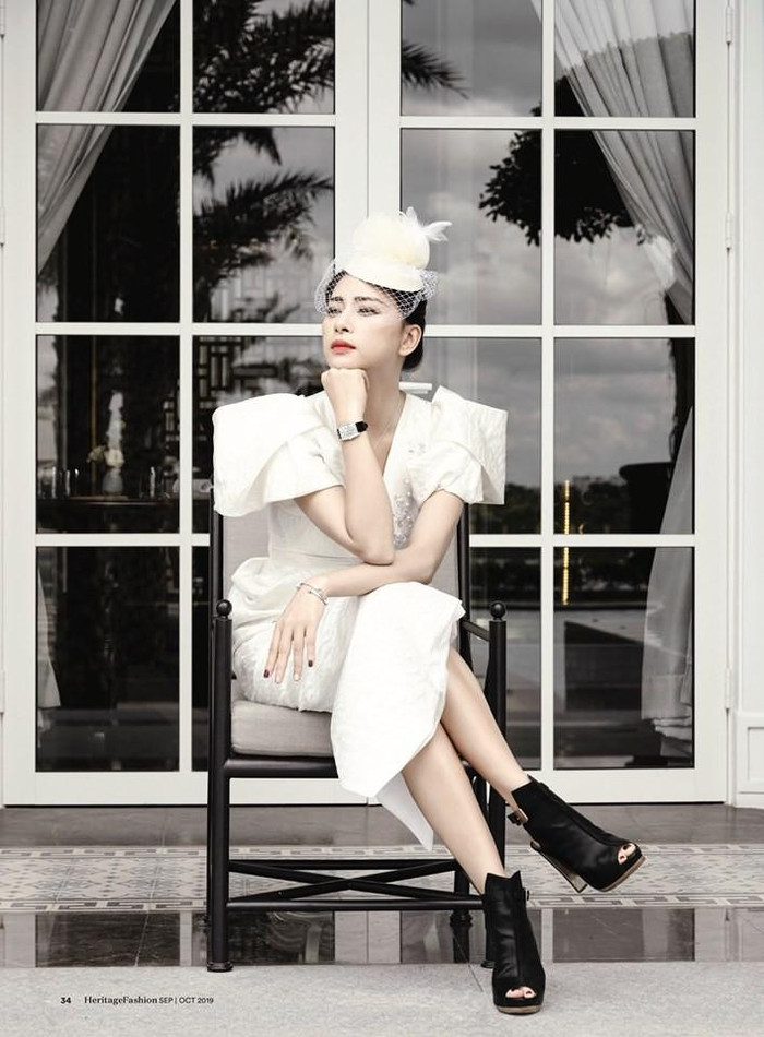 Kiểu áo cưới mà người đẹp từng diện khá đơn giản, điểm nhấn nằm ở cầu vai và lúp đội đầu, thậm chí có thể ứng dụng đi sự kiện. 