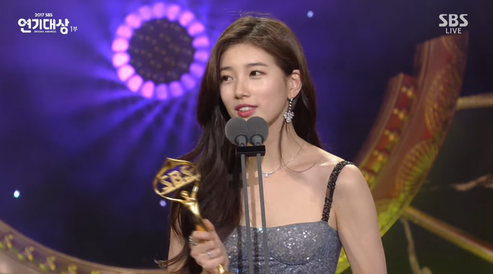 Suzy dí dỏm đáp lại: ' Vì Jong Suk oppa rất đẹp trai nên em mới có thể đắm mình vào vai diễn'.